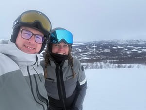 Jenny and Greger in ski gear on a snowy mountain